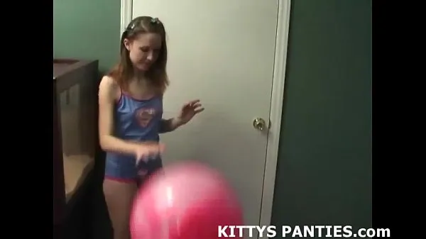 Meilleures 18yo Kitty joue avec une énigme dans une minijupe nouvelles vidéos