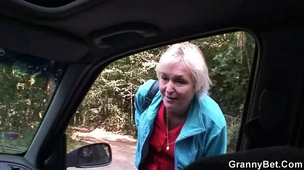 Meilleures Vieux mamie est ramassé de la route et baisée nouvelles vidéos