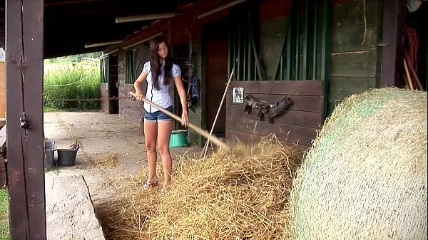 Bästa Megan Cox Masturbates Outdoors. See Her Getting Hot In The Hay färska videoklippen