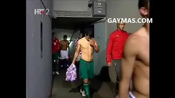 FOOTBALL PLAYER SHOWS THE PENIS ON TV Video segar terbaik