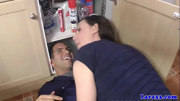 Classy milf pounded by plumber Video segar terbaik