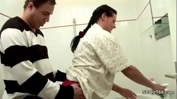 最佳German Step-Son Caught Mom in Bathroom and Seduce to Fuck新鲜视频