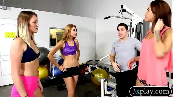 Τα καλύτερα Random girls flash their tits in the gym φρέσκα βίντεο