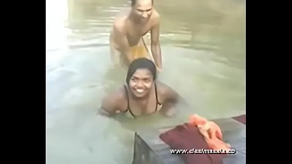 Beste desimasala.co - Young girl bathing in river with boob press - DesiMasala nieuwe video's