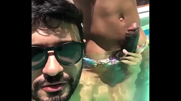 Bästa MARCOS GOIANO - SUCKING A BIG DICK IN THE POOL färska videoklippen