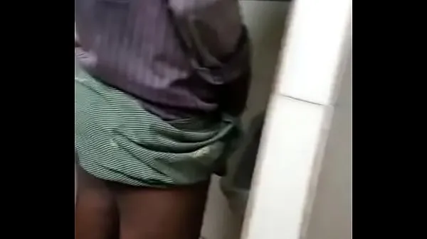 Melhores mijando e segurando o pau de desi gay labour em lungi vídeos recentes