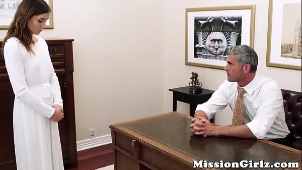 Bästa Mormon elder inspects virgin pussy before fingerfucking her färska videoklippen
