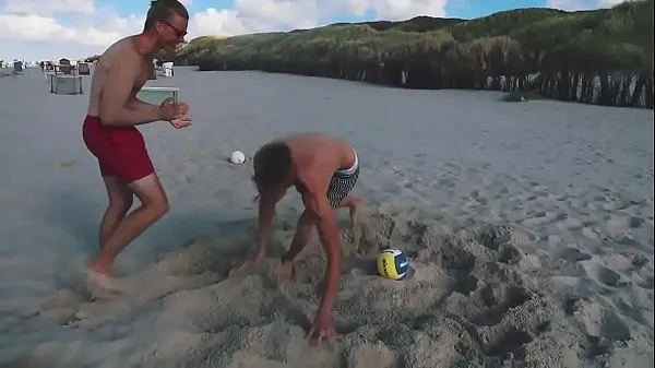 En iyi Hot guys play Football on beach (no sex yeni Videolar