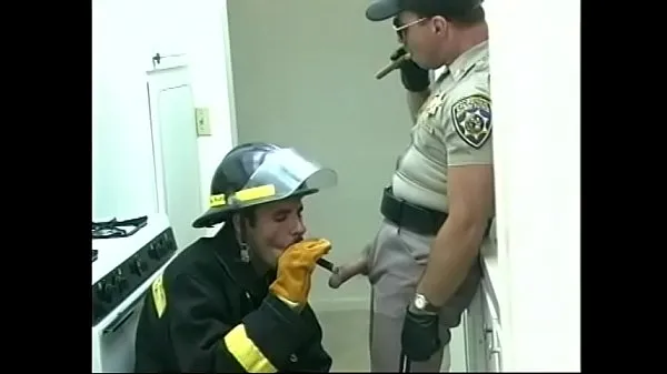 أفضل Gay fireman sucks cock of police officer then he returns the favor مقاطع فيديو حديثة