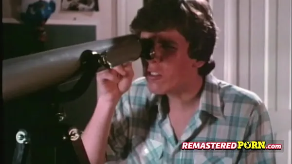أفضل Curious retro teen spies on horny couple through a telescope مقاطع فيديو حديثة