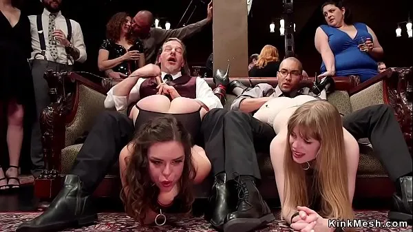 Meilleures Deux esclaves partageant une grosse bite noire à une soirée orgie bdsm nouvelles vidéos