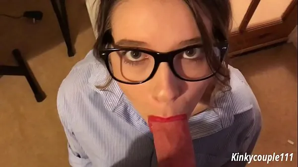 Los mejores con gafas tiene que chupar la polla para mantener el trabajo - kinkycouple111 vídeos nuevos