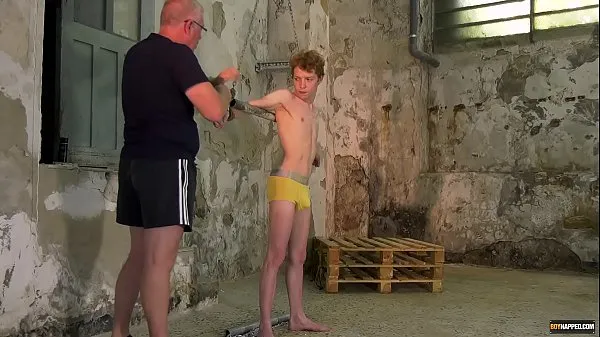 Beste Ginger Twink unterwirft sich Bondage und Brustwarzenquälereifrische Videos