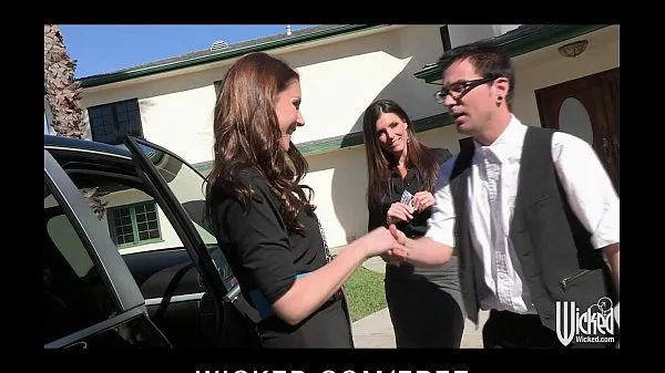 Beste Pair of sisters bribe their car salesman into a threesome nieuwe video's