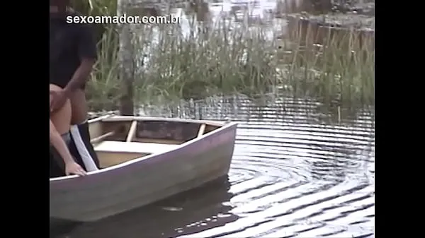Najboljši Hidden man records video of unfaithful wife moaning and having sex with gardener by canoe on the lake sveži videoposnetki