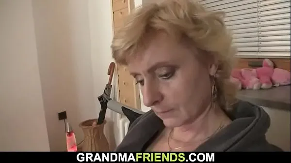 Old blonde skinny granny Video segar terbaik