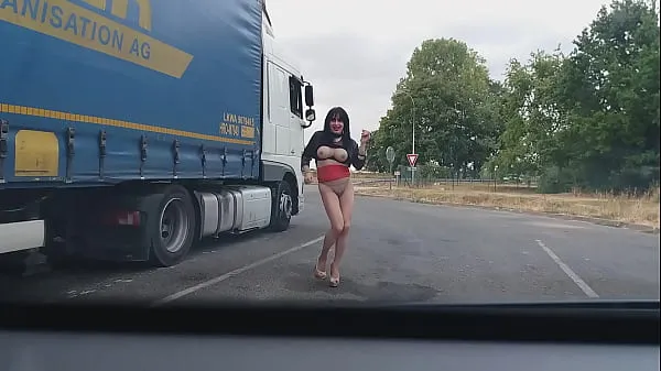 Arab whore dancing topless in front of truck Video baharu terbaik