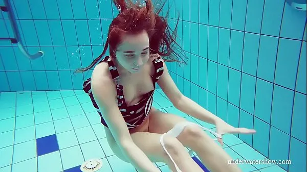 สุดยอด goes naked in the public pool วิดีโอสดใหม่