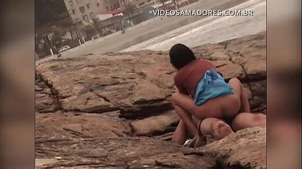 Beste Busted video shows man fucking mulatto girl on urbanized beach of Brazil ferske videoer