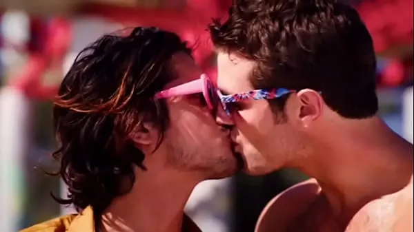 Τα καλύτερα Beau Mirchoff and Avan Yogia Gay Kiss from TV show Now Apocalypse φρέσκα βίντεο