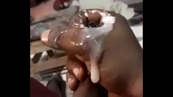 Beste Handjob with a lot of moaning and milk from a black male 2/2 nieuwe video's