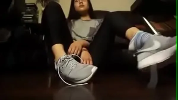 สุดยอด Asian girl takes off her tennis shoes and socks วิดีโอสดใหม่