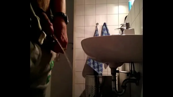 Uncut m4rkus77 pissing taking a leak peeing Video segar terbaik