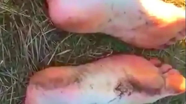 Najlepšie Foot Fetish Video, Rubbing Feet in Mud Outdoors čerstvé videá