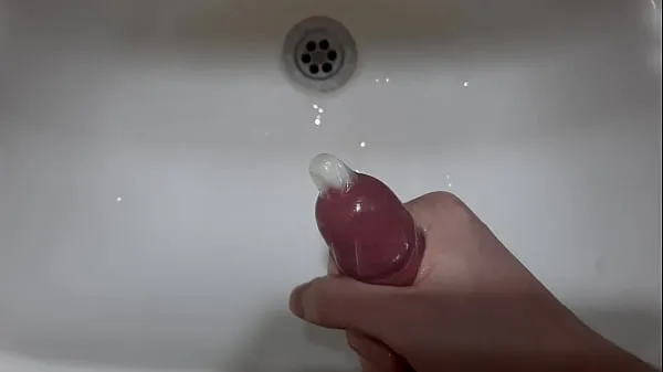 सर्वोत्तम Masturbating 6 inch cock & finish in a Condom ताज़ा वीडियो