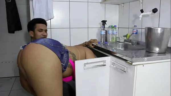 أفضل The cocky plumber stuck the pipe in the ass of the naughty rabetão. Victoria Dias and Mr Rola مقاطع فيديو حديثة