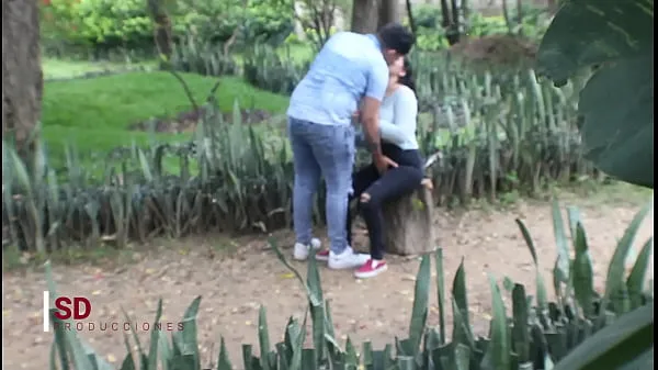 SPYING ON A COUPLE IN THE PUBLIC PARK Video segar terbaik
