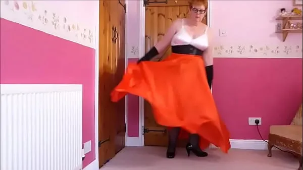 أفضل Red Satin Skirt مقاطع فيديو حديثة