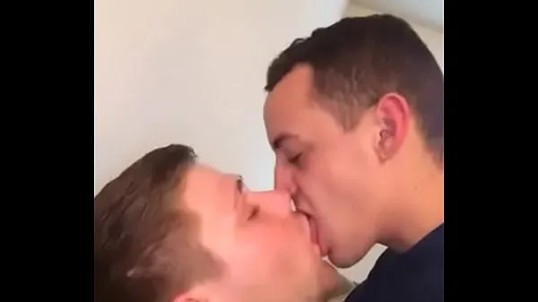 Tongue kiss lustful Video mới hay nhất