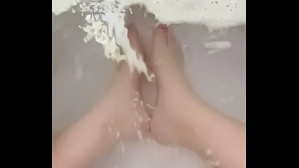 أفضل Cum see me washing my beautiful feet in the bathtub مقاطع فيديو حديثة