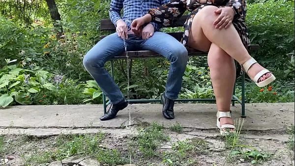 Beste Gorgeous stranger holds my cock while I pee in the park nieuwe video's