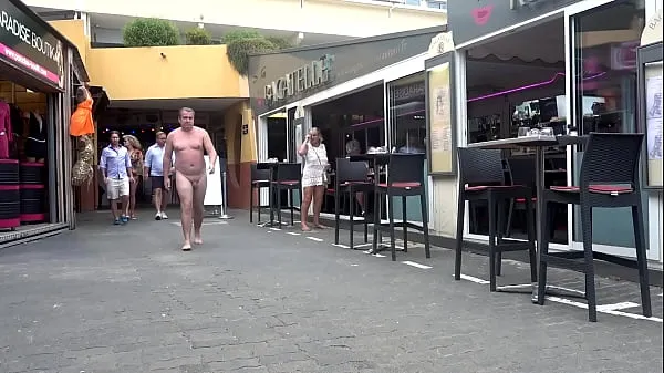 Najboljši Walking around Town Naked sveži videoposnetki