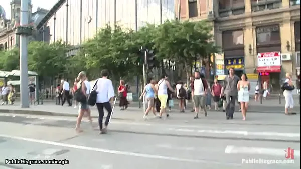 Los mejores La nena europea Lucy Bell está atada, desnuda y descalza caminando por las calles públicas, luego amordazada y follada con una gran polla por el maestro Steve Holmes en varios lugares vídeos nuevos