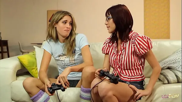 सर्वोत्तम Lesbian gamer girls make a bet that leads them to start fingering and eating ass ताज़ा वीडियो