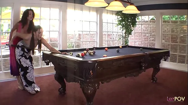 Legjobb Teaching the cue stick holding technique ends up with the lesbian milf using her dildo on the brunette friss videók