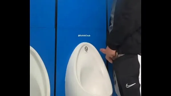 Risky urinal cum in busy public bathroom Video segar terbaik