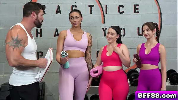 Meilleures Les Brookie Blair Serena Hill et Ariana Starr acceptent l'offre de GI Joyes de le laisser leur offrir un abonnement gratuit à une salle de sport nouvelles vidéos