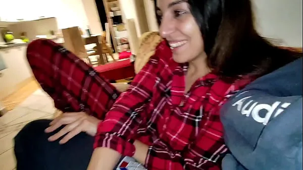 Najboljši Wife in pajamas fucks a friend in silence while her husband is in the room sveži videoposnetki