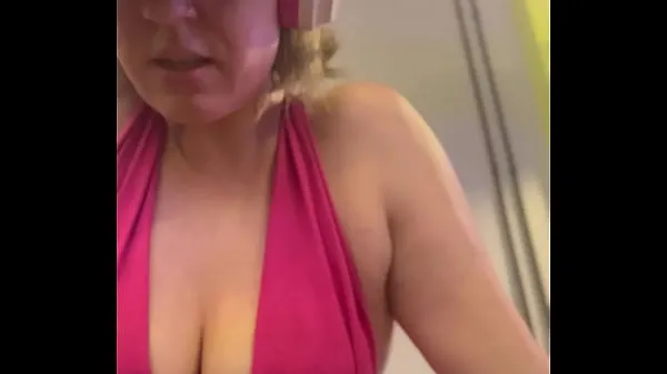 Beste Wow, my training at the gym left me very sweaty and even my pussy leaked, I was embarrassed because I was so horny ferske videoer