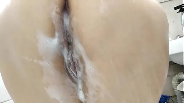 최고의 Charming mature Russian cocksucker takes a shower and her husband's sperm on her boobs 최신 동영상