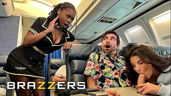 Meilleures Lucky se fait baiser avec l'hôtesse de l'air Hazel Grace en privé lorsque LaSirena69 vient et se à un trio torride - BRAZZERS nouvelles vidéos