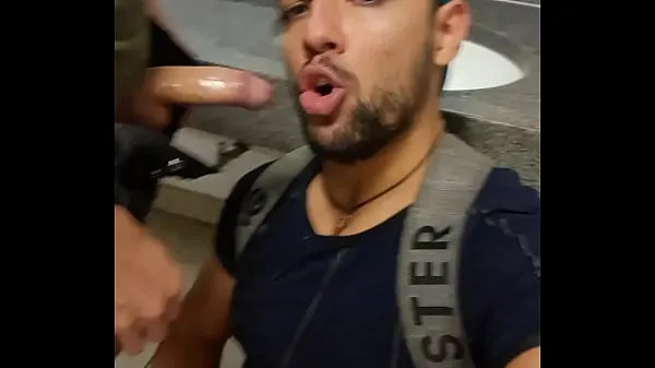 สุดยอด Mouth sucker on these males' cocks in the subway bathroom วิดีโอสดใหม่