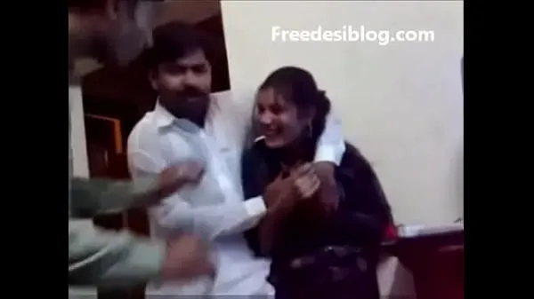 أفضل Pakistani Desi girl and boy enjoy in hostel room مقاطع فيديو حديثة